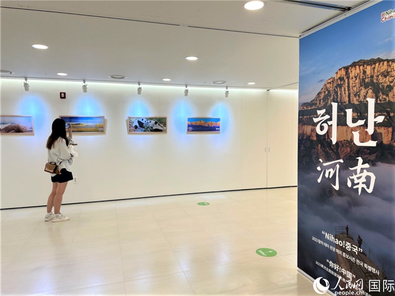 2.民眾參觀“看九曲黃河 聽華夏故事”主題展。人民網(wǎng)記者 馬菲攝