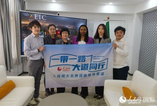 萊利斯（右三）、埃塞投資委中國投資顧問萬巧云（左二）與人民網(wǎng)記者合影。