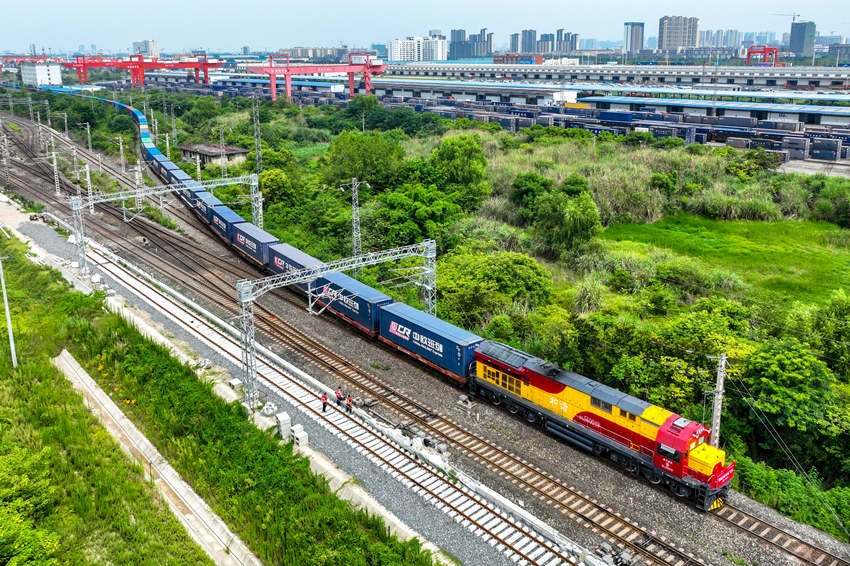 中歐班列（成渝）駛出成都國(guó)際鐵路港。青白江區(qū)委宣傳部供圖