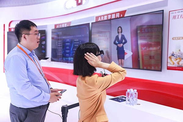 在工商銀行展臺，數(shù)字員工“工曉伴”與觀展游客互動。受訪者供圖