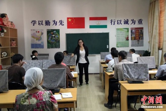 2014年，塔吉克斯坦國(guó)立民族大學(xué)的孔子學(xué)院內(nèi)，教師正在為塔吉克斯坦學(xué)生授課。田冰 攝