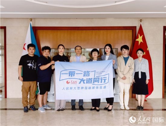 胡斌大使（左四）、使館工作人員與人民網監(jiān)事會主席唐維紅（右四）一行合影。