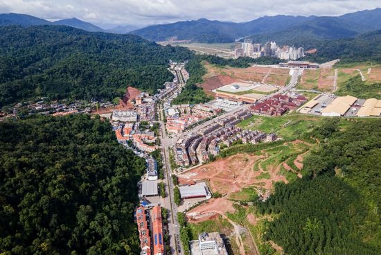 磨憨口岸俯瞰，右前方高層白色建筑群為老撾境內(nèi)。人民網(wǎng)記者 符皓攝