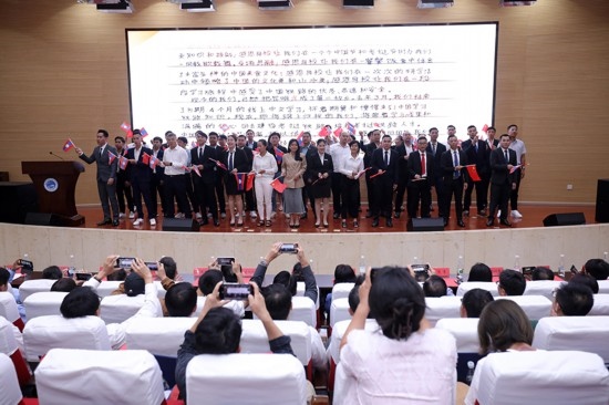 7月31日，昆明鐵道職業(yè)技術(shù)學(xué)院舉行援老撾鐵道職業(yè)技術(shù)學(xué)院項目教育能力建設(shè)教師培養(yǎng)班結(jié)業(yè)典禮。昆明鐵道職業(yè)技術(shù)學(xué)院供圖