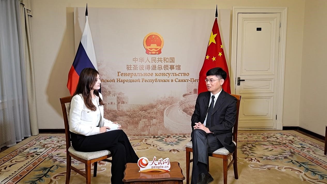 中國駐圣彼得堡副總領(lǐng)事張曉慶（右）接受人民網(wǎng)記者申佳平采訪。人民網(wǎng)記者 劉凡攝