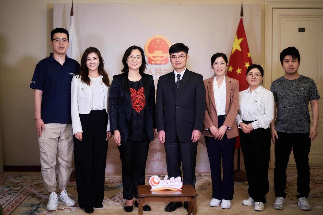 中國駐圣彼得堡副總領(lǐng)事張曉慶（左四）與人民網(wǎng)記者合影。