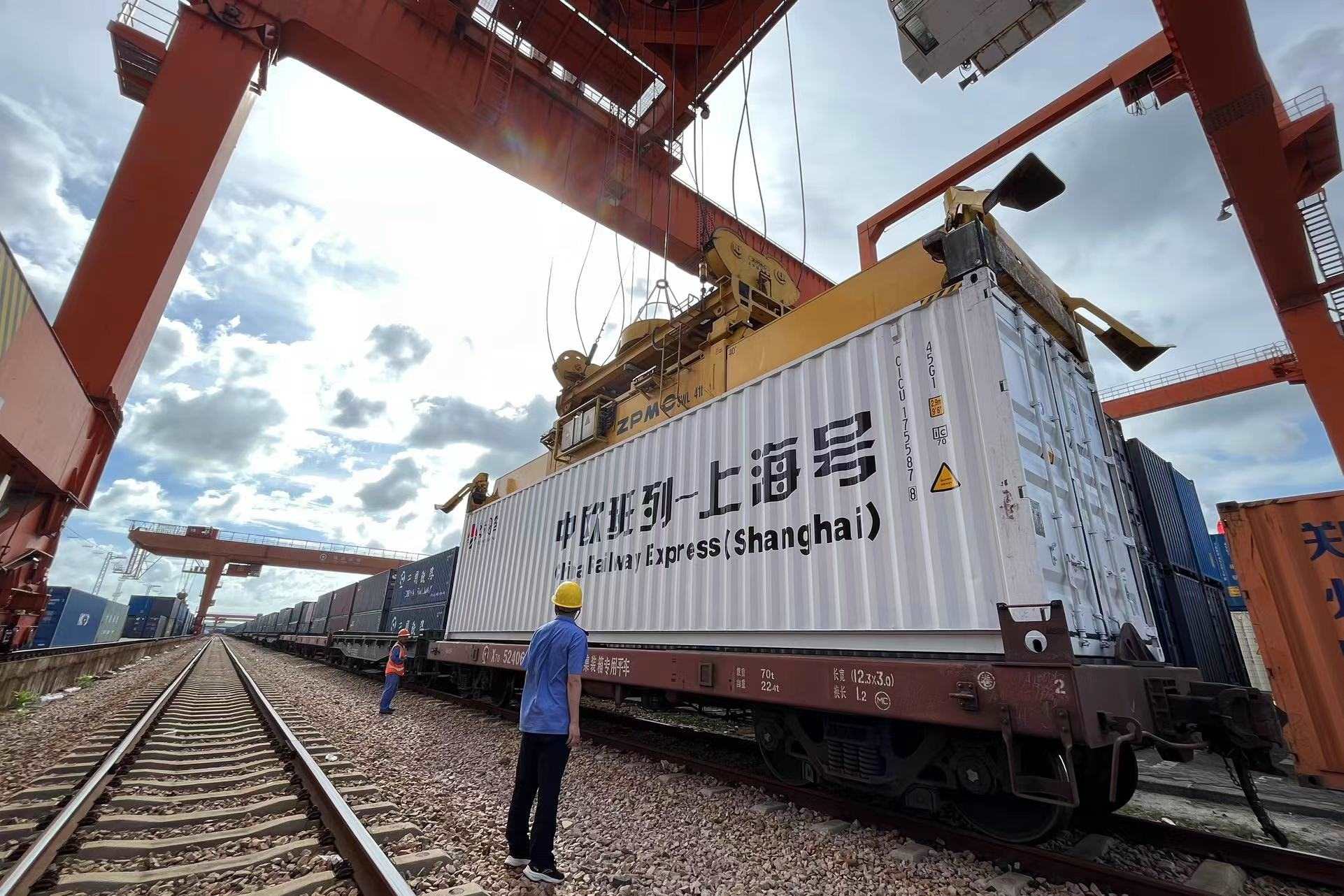 鐵路上海貨運中心閔行站貨場內(nèi)，吊機在貨運員的監(jiān)裝下進行裝車落箱作業(yè)。人民網(wǎng) 皇甫萬里攝