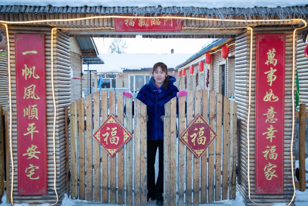 北極村民宿經(jīng)營者史瑞娟在門前迎候入住的游客（2023年1月7日攝）。