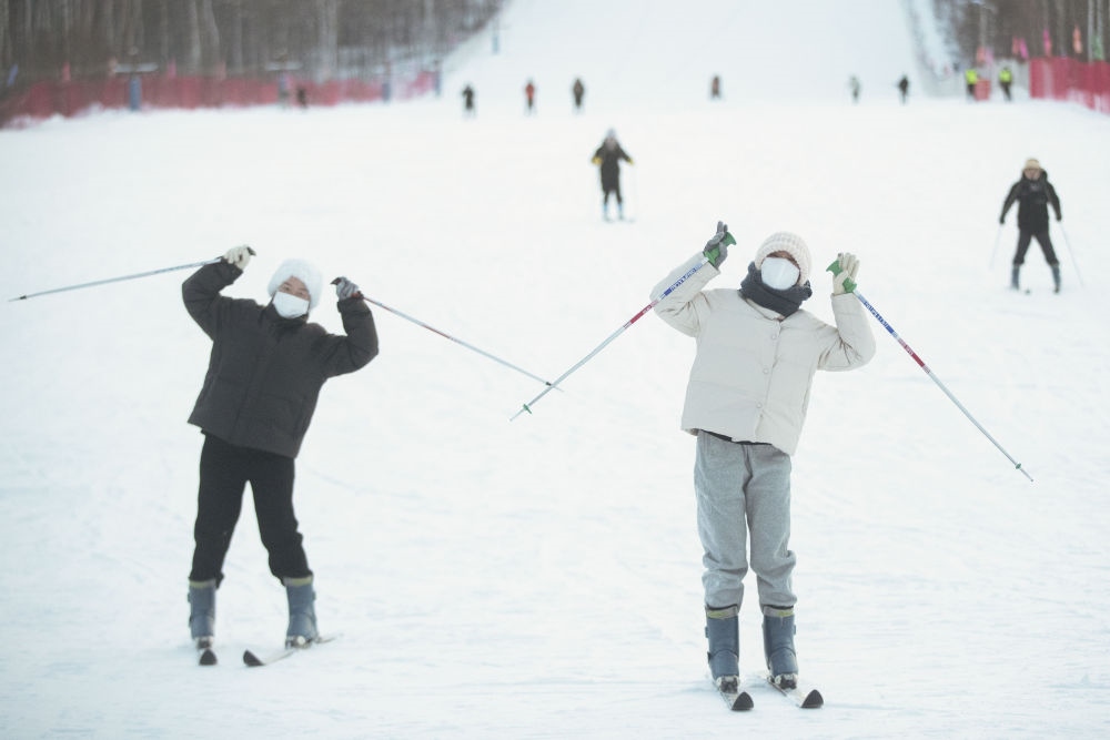 游客在北極村滑雪場內(nèi)體驗(yàn)滑雪（2023年1月7日攝）。