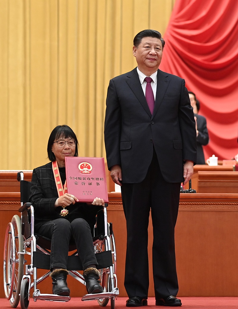 2021年2月25日，全國(guó)脫貧攻堅(jiān)總結(jié)表彰大會(huì)在北京人民大會(huì)堂隆重舉行。習(xí)近平為全國(guó)脫貧攻堅(jiān)楷模榮譽(yù)稱號(hào)獲得者張桂梅頒獎(jiǎng)。