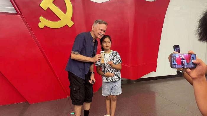 潘維廉和志愿講解員紀念合影。主辦方供圖