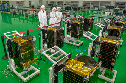△2022年10月17日，位于吉林長春的長光衛(wèi)星技術(shù)股份有限公司科研人員在衛(wèi)星總裝測試大廳進(jìn)行相關(guān)測試工作。
