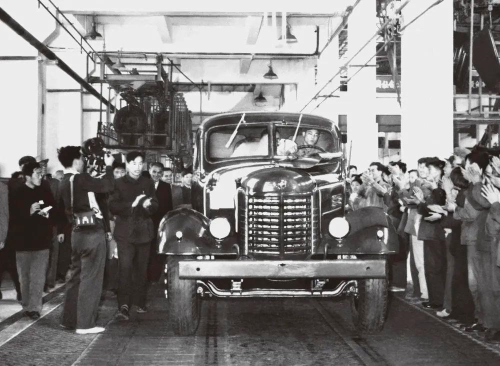 △1956年7月13日，第一輛解放牌汽車駛下裝配線。