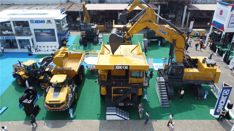 徐工集團(tuán)展出的125噸礦用挖掘機(jī)與130噸電傳動(dòng)礦卡。石偉攝影