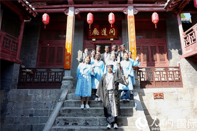 圖為選手們?cè)诤?huì)書(shū)院內(nèi)合影留念。人民網(wǎng) 盧鵬宇攝