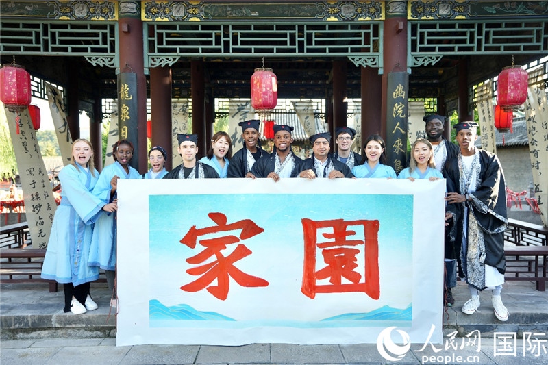 選手們共同寫(xiě)下的“家園”。人民網(wǎng) 盧鵬宇攝