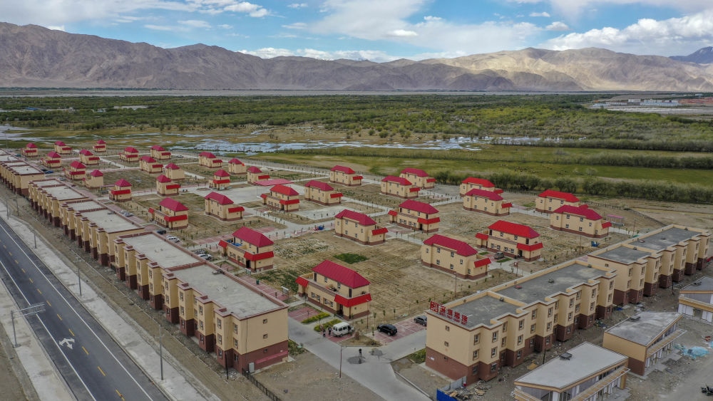 這是由深圳援疆修建的新疆塔什庫爾干塔吉克自治縣一處安置小區(qū)（2019年7月9日攝，無人機照片）。新華社記者 胡虎虎 攝