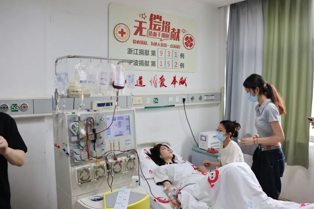 陸冰冰（右三）捐獻(xiàn)185毫升造血干細(xì)胞。受訪(fǎng)者供圖