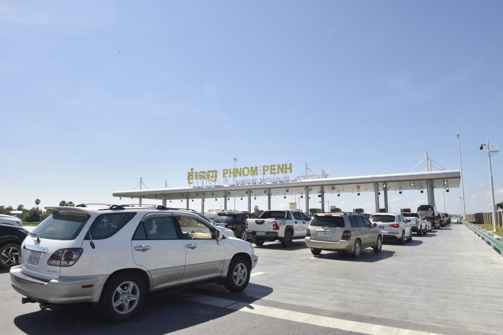 2022年11月7日，車輛在柬埔寨首都金邊的金港高速公路入口處排隊。金港高速公路連接柬埔寨首都金邊和該國最大深水海港西哈努克港。