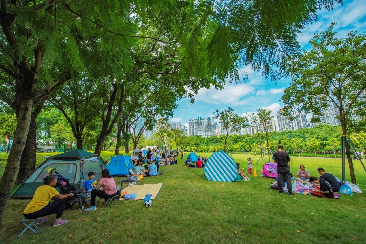珠江公園內(nèi)，居民們正露營(yíng)休憩。受訪(fǎng)者供圖