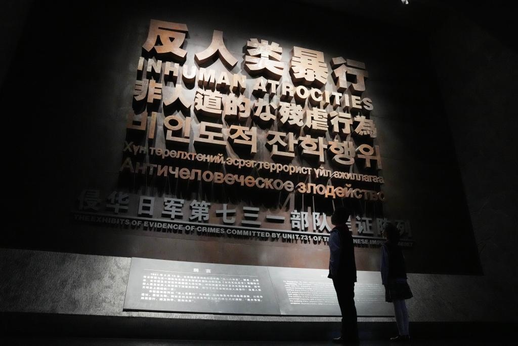 9月18日，青少年在侵華日軍第七三一部隊(duì)罪證陳列館內(nèi)參觀。新華社記者 王建威 攝