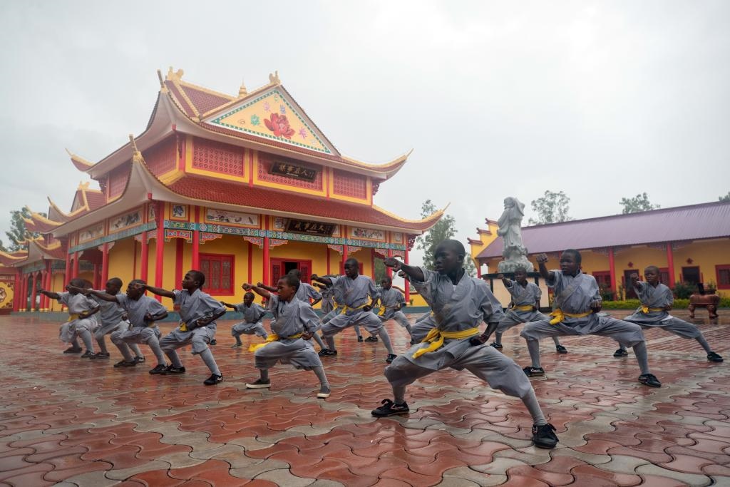 1月21日，在位于贊比亞首都盧薩卡市郊區(qū)的少林寺文化中心，學(xué)員練習(xí)中國功夫。