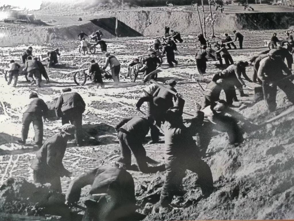 20世紀70年代，高西溝人治理水土流失場景。（資料圖片）