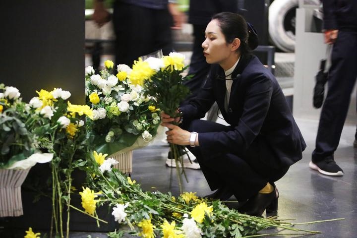 9月18日，工作人員在侵華日軍第七三一部隊(duì)罪證陳列館整理花束。新華社記者 石楓 攝