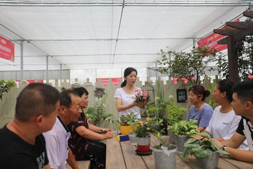 李敏向村民講授花木直播經(jīng)驗(yàn)。受訪者供圖