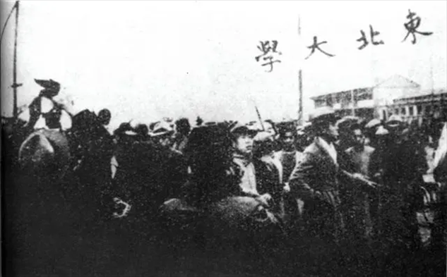 △東北大學(xué)學(xué)生走在一二·九請?jiān)赣涡嘘?duì)伍最前列。