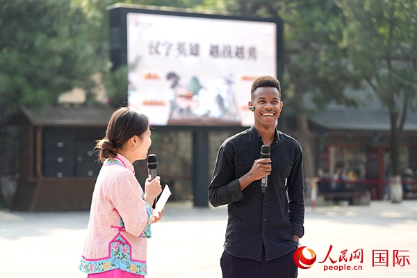 選手王安（乍得）挑戰(zhàn)“漢字英雄·越戰(zhàn)越勇”游戲。人民網(wǎng) 盧鵬宇攝