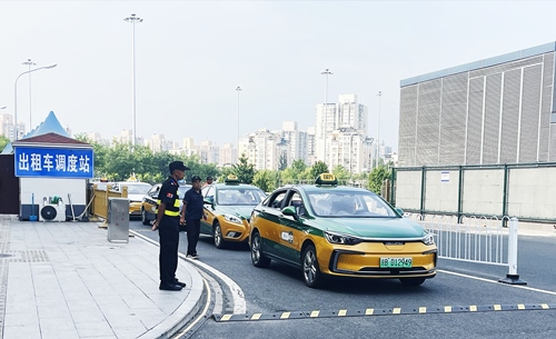 北京南站實(shí)施出租車北廣場落客分流，實(shí)現(xiàn)“落、接”兩用。人民網(wǎng)記者 喬雪峰攝
