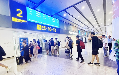 在快速進(jìn)站廳前排隊(duì)等待檢票的旅客。人民網(wǎng)記者 喬雪峰攝