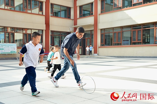 來自巴基斯坦的沙杰在滾鐵環(huán)。人民網(wǎng) 盧鵬宇攝