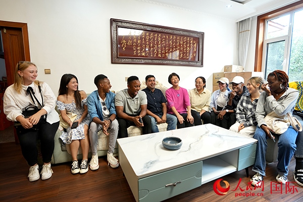 選手們在村民王小留家中做客。人民網(wǎng) 盧鵬宇攝