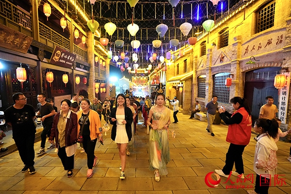 選手體驗古城巡游。人民網(wǎng) 盧鵬宇攝
