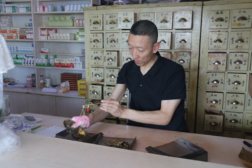 馬啟紅為病患精心配藥。受訪者供圖