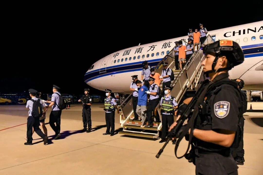 153名實(shí)施跨境裸聊敲詐的犯罪嫌疑人從印度尼西亞被押解回國。公安部供圖