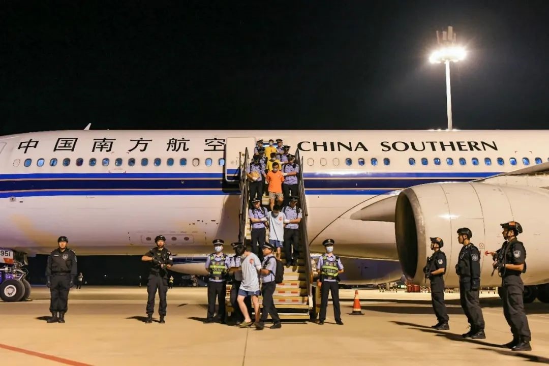 153名實(shí)施跨境裸聊敲詐的犯罪嫌疑人從印度尼西亞被押解回國。公安部供圖