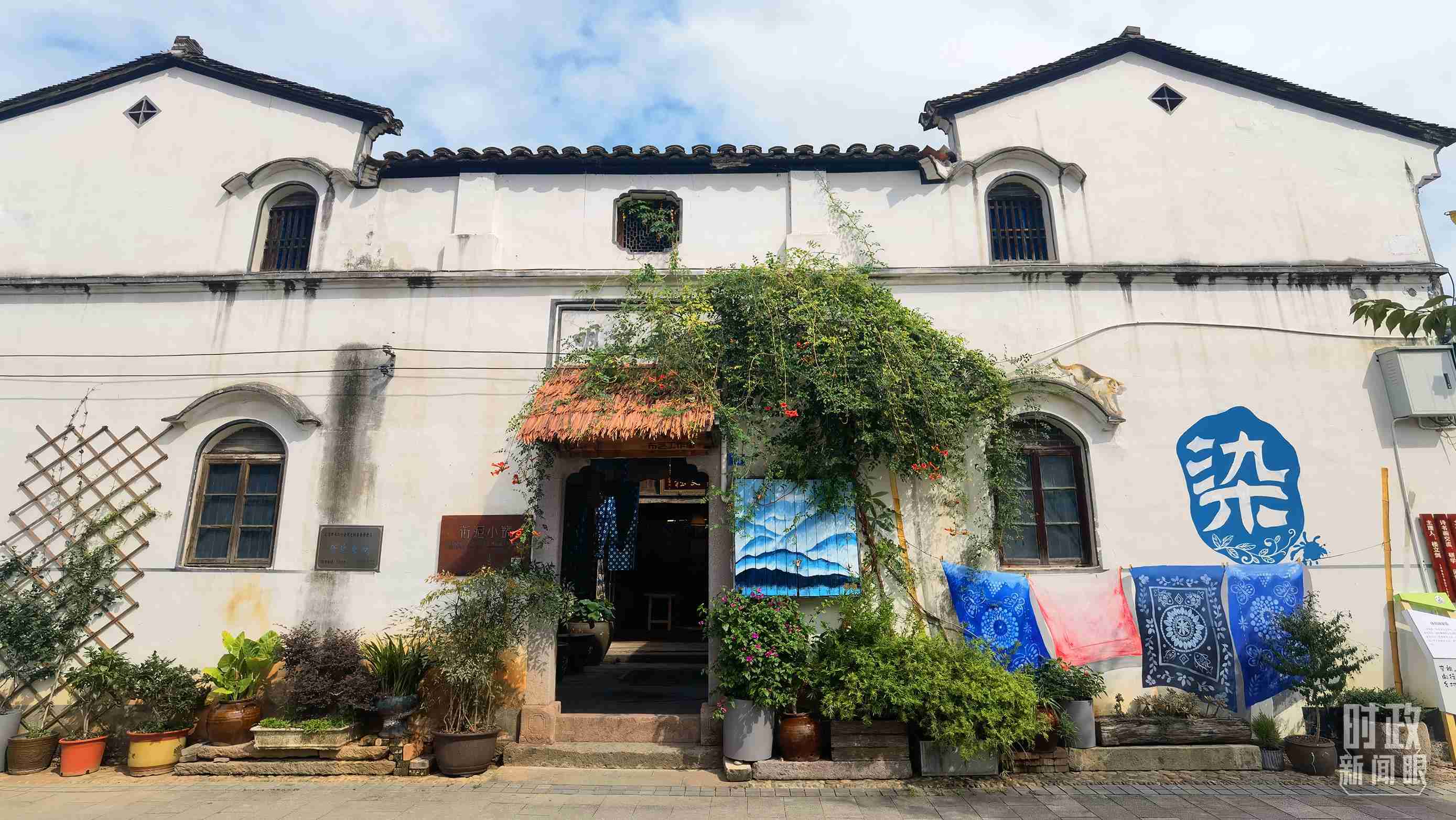 △李祖村的藝術(shù)染坊。（總臺(tái)央視記者周志國(guó)拍攝）