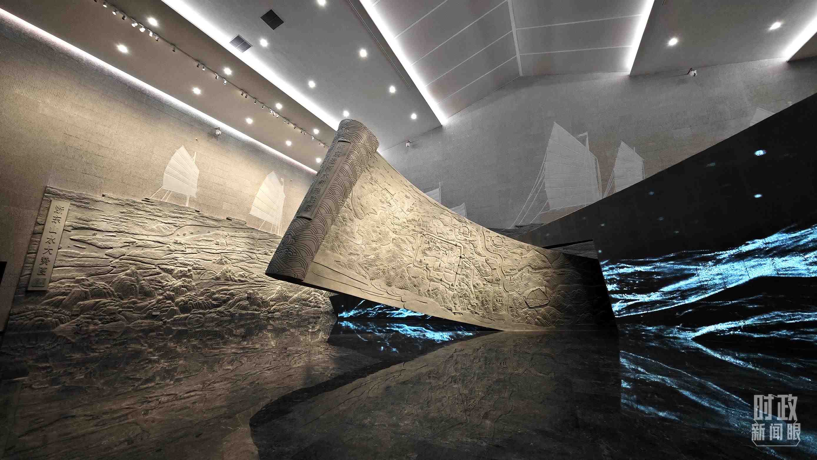 △博物館內(nèi)的《浙東運(yùn)河水利形勝圖》《浙東山水大勢(shì)圖》浮雕。（總臺(tái)央視記者彭漢明拍攝）