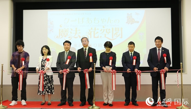 嘉賓共同為開(kāi)幕式剪彩。人民網(wǎng) 許可攝