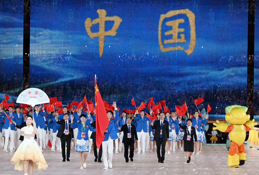 中國(guó)代表團(tuán)在開幕式上入場(chǎng)。