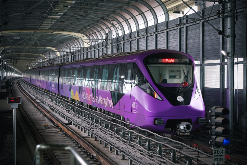 從杭州火車西站出發(fā)，地鐵19號(hào)線貫穿杭州火車東站、杭州蕭山機(jī)場(chǎng)，“亞運(yùn)號(hào)”地鐵專列運(yùn)行在這條線路上。