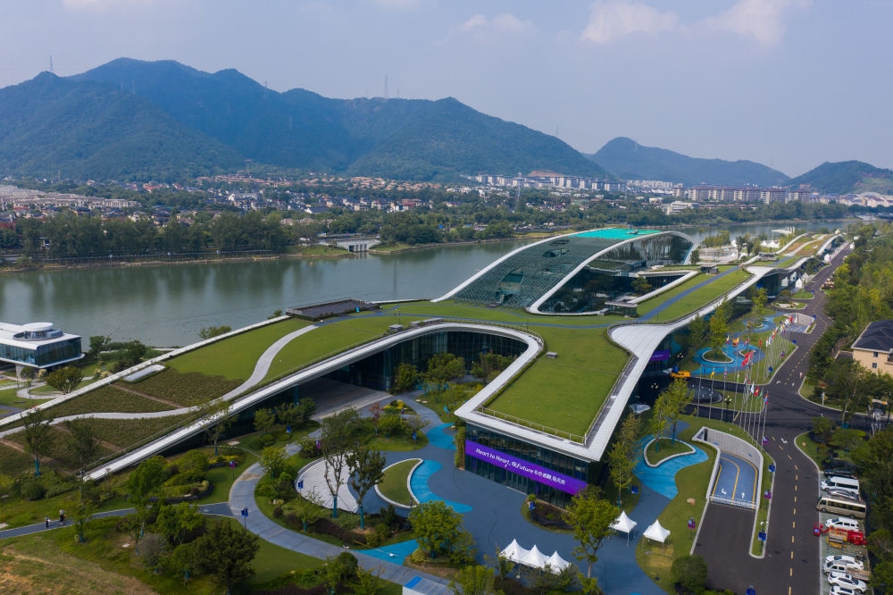 從空中俯瞰杭州富陽(yáng)水上運(yùn)動(dòng)中心，屋頂被綠植覆蓋。