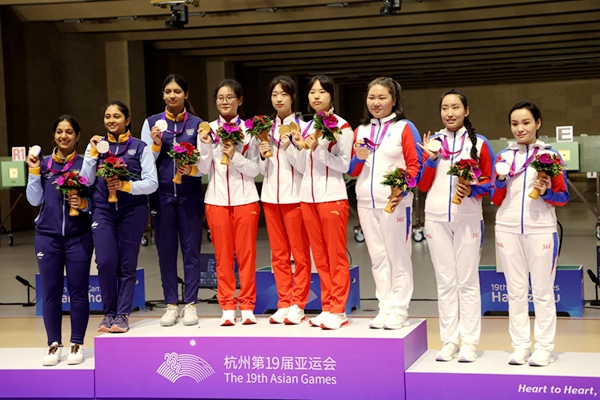 9月24日，杭州亞運會射擊女子10米氣步槍團體賽頒獎儀式。人民網(wǎng)記者 胡雪蓉攝