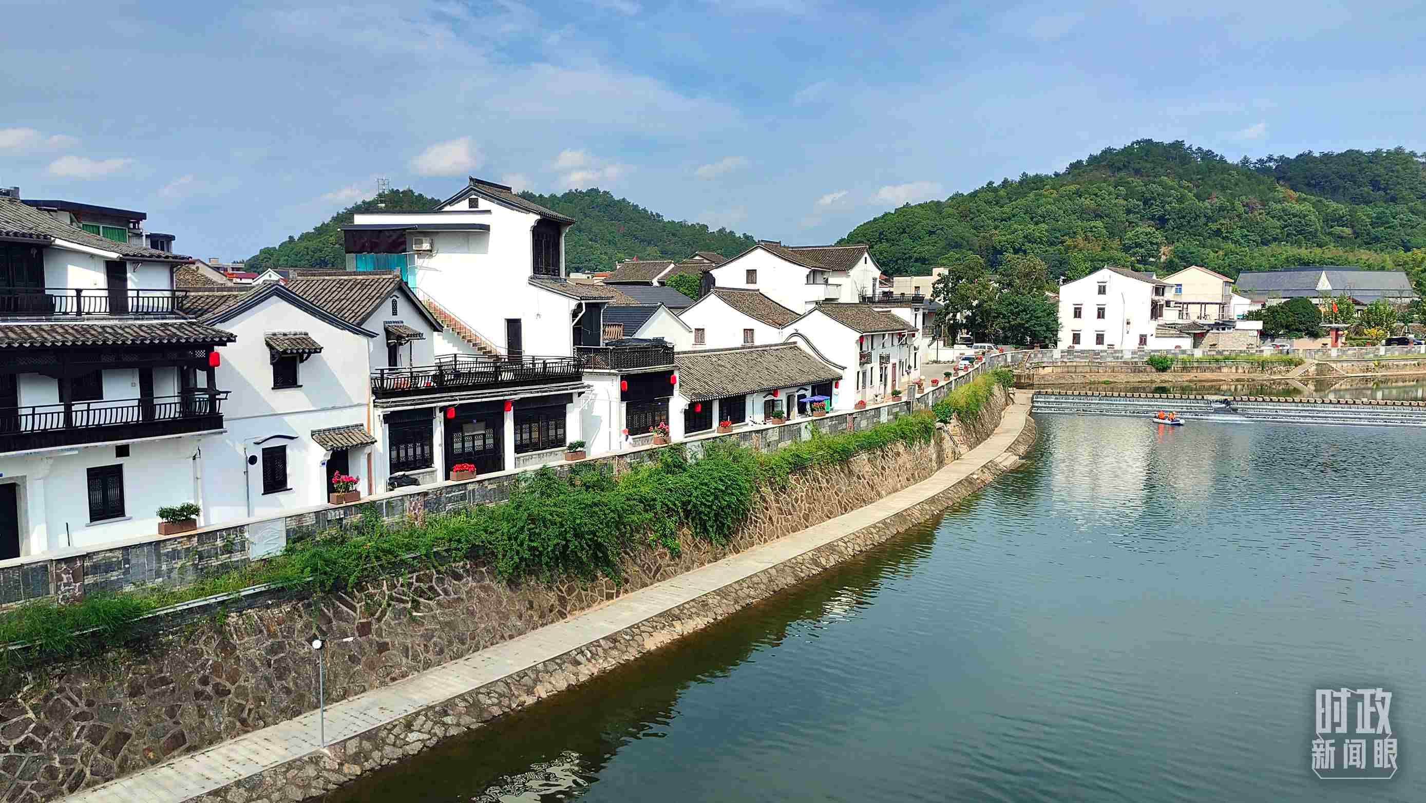 △“楓橋經(jīng)驗”發(fā)源地諸暨市楓橋鎮(zhèn)。（總臺央視記者楊立峰拍攝）
