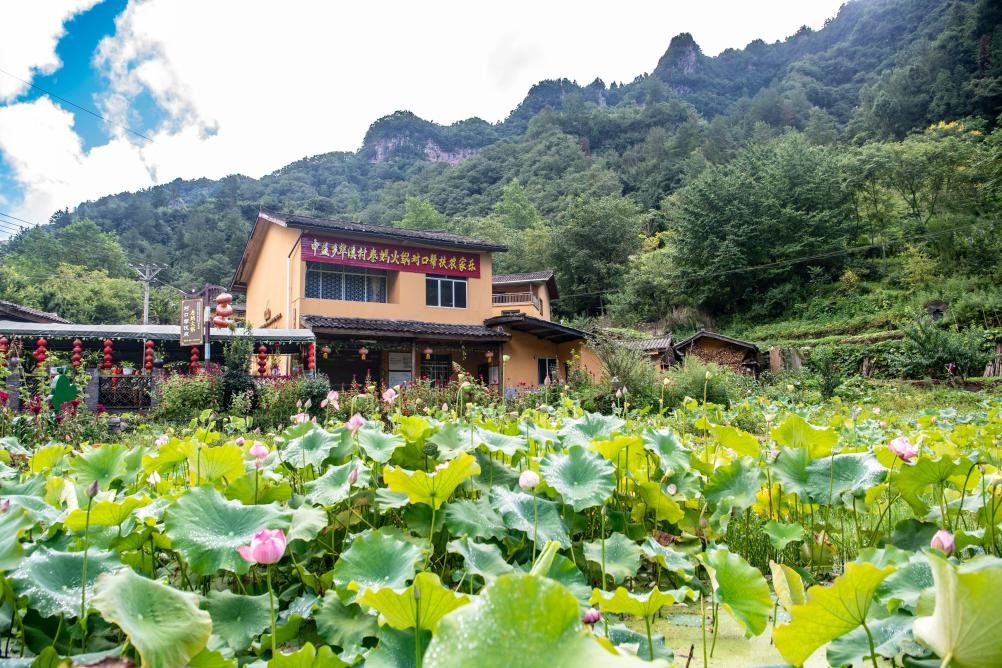 這是8月28日拍攝的華溪村村民開設(shè)的農(nóng)家樂外景。新華社記者 唐奕 攝