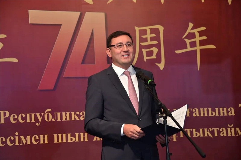 圖為哈外交部駐阿市代表布列格諾夫致辭。駐阿拉木圖總領(lǐng)館供圖