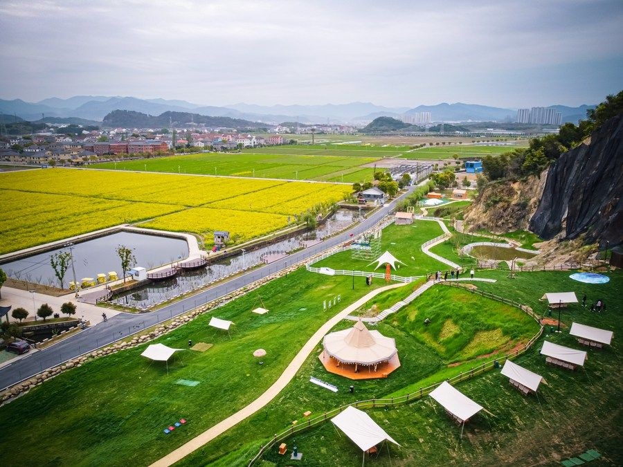  浙江省諸暨市楓橋鎮(zhèn)杜黃新村用廢棄礦山改造的露營(yíng)旅游地（2023年3月29日攝）。